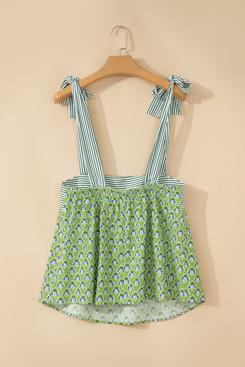 Camiseta sin mangas estilo babydoll con tirantes anudados y estampado floral verde