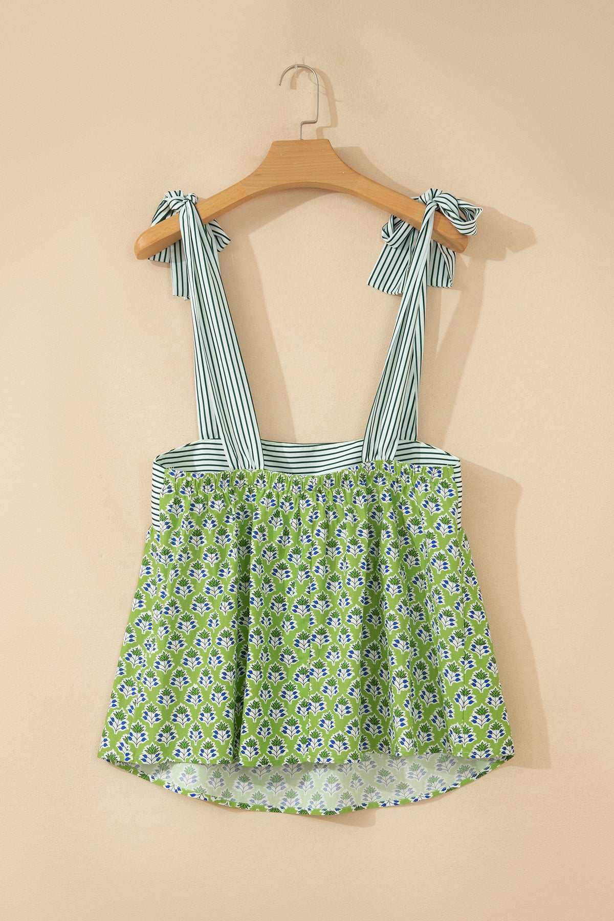 Camiseta sin mangas estilo babydoll con tirantes anudados y estampado floral verde
