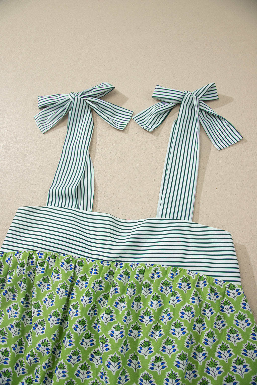 Camiseta sin mangas estilo babydoll con tirantes anudados y estampado floral verde