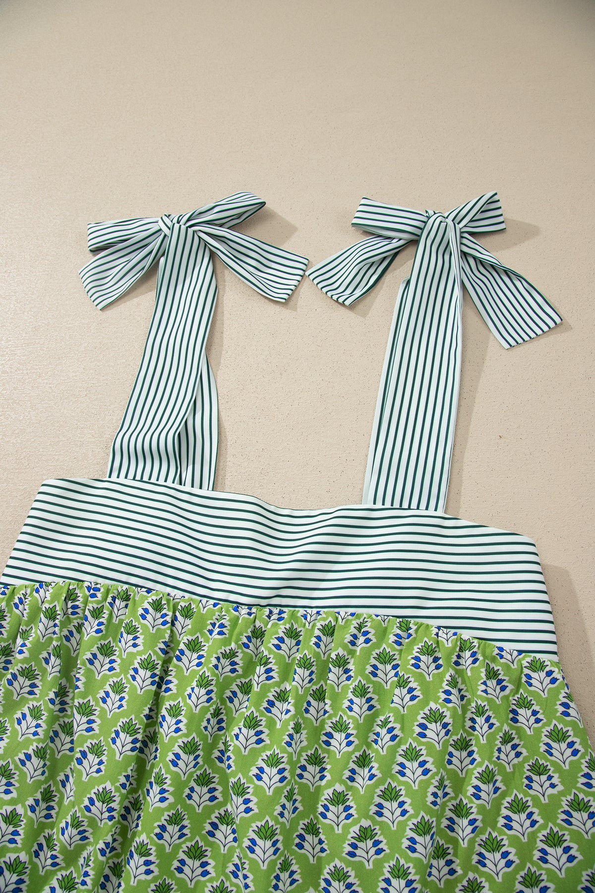 Camiseta sin mangas estilo babydoll con tirantes anudados y estampado floral verde