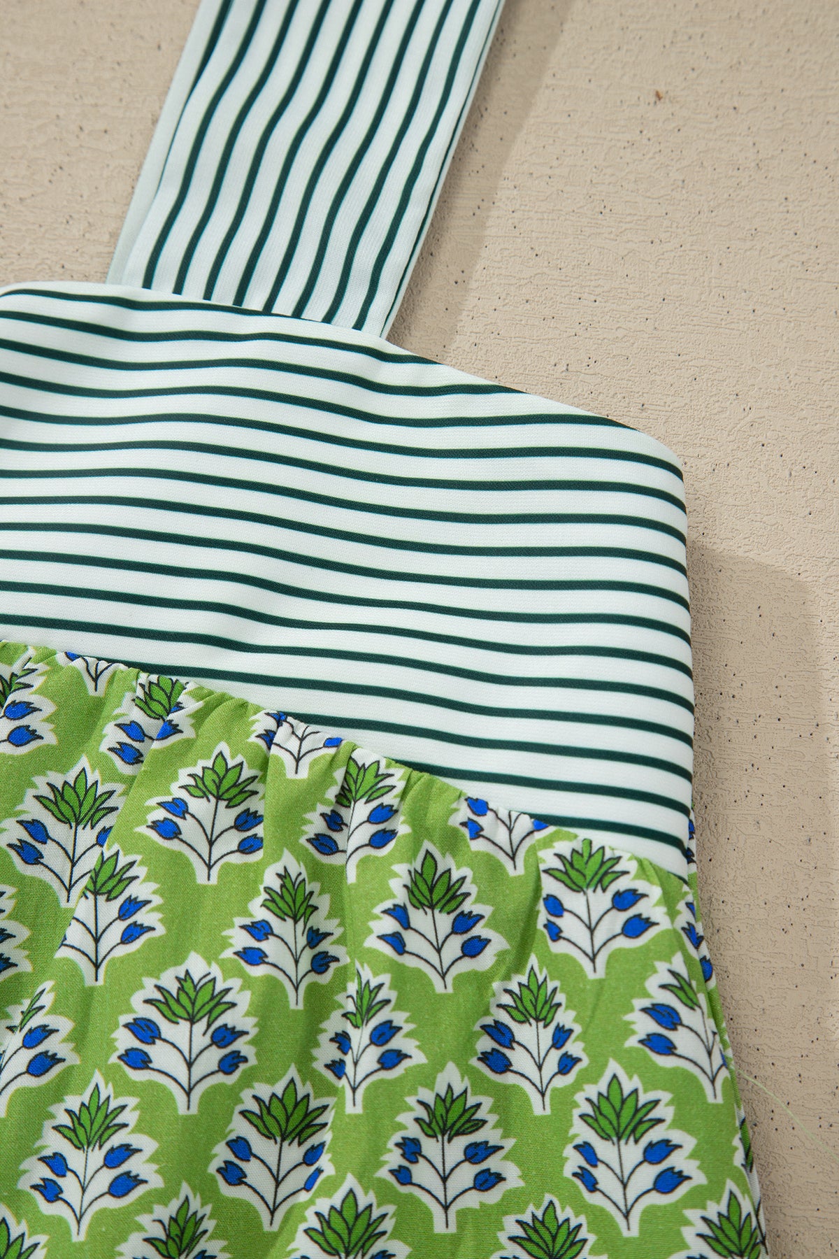Camiseta sin mangas estilo babydoll con tirantes anudados y estampado floral verde