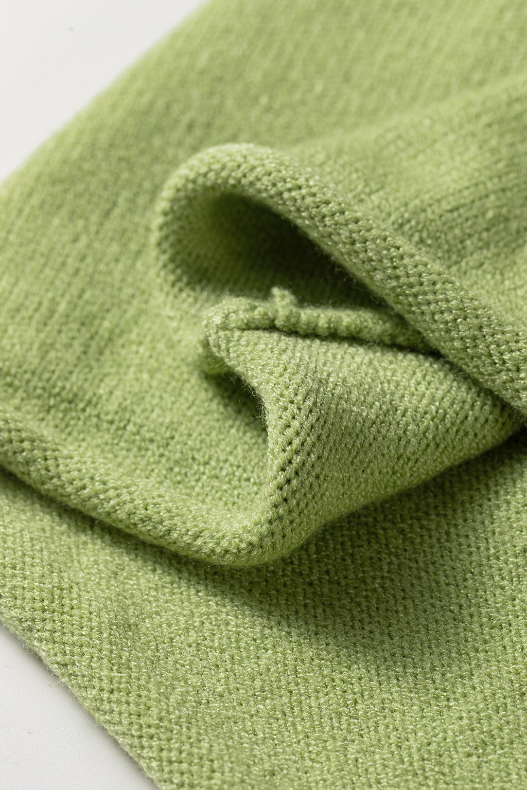 Suéter de cuello redondo extragrande único de punto con diseño de pez en color verde niebla de pradera.