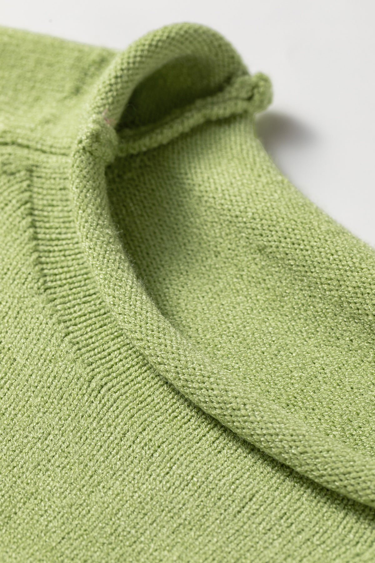 Suéter de cuello redondo extragrande único de punto con diseño de pez en color verde niebla de pradera.