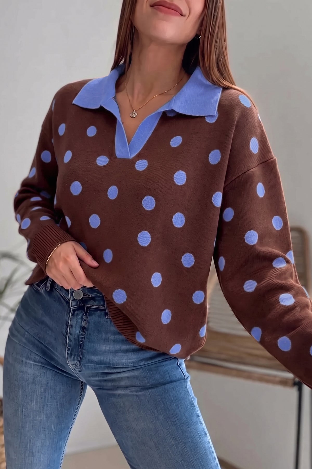 Jersey holgado con cuello y bloques de color con estampado de lunares rosas