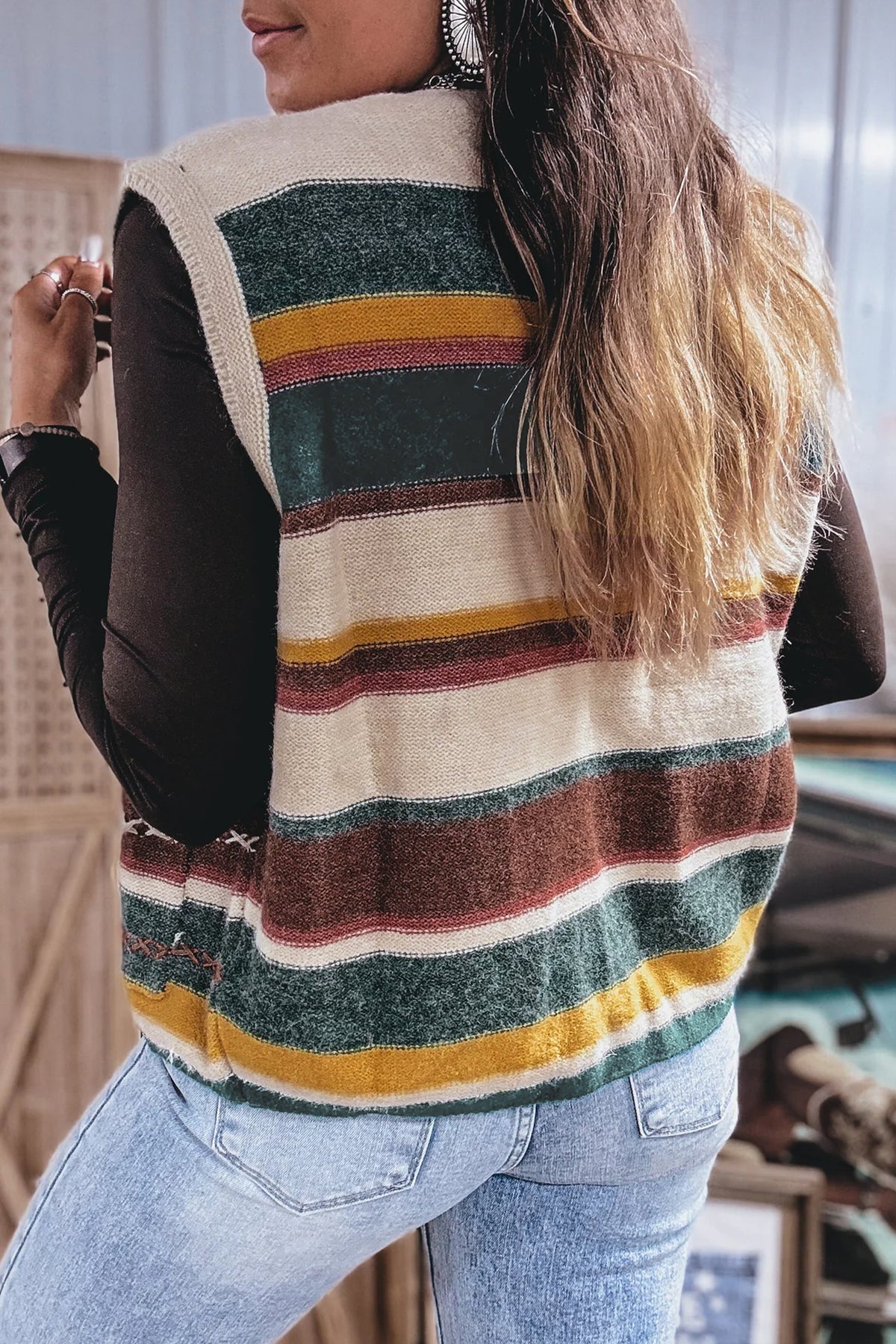 Chaleco de punto sin mangas de corte regular con botones delanteros y rayas multicolores