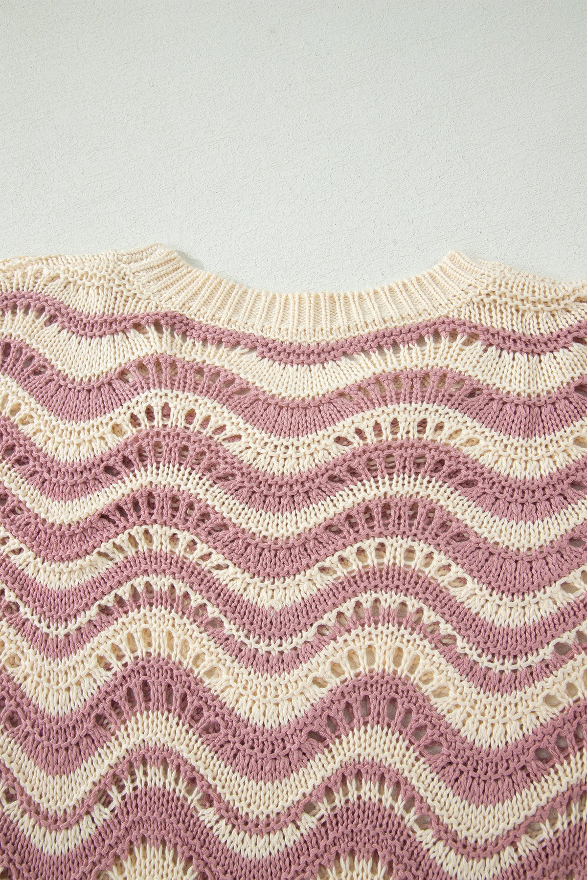 Suéter de manga corta con volantes, detalle de ojales y rayas onduladas de ganchillo en color beige