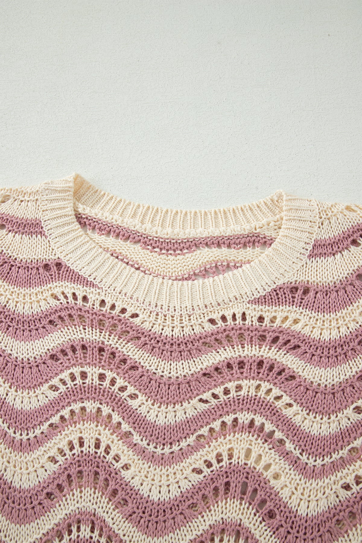 Suéter de manga corta con volantes, detalle de ojales y rayas onduladas de ganchillo en color beige