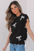Camiseta de punto con lazo negro, lazos laterales y bajo festoneado