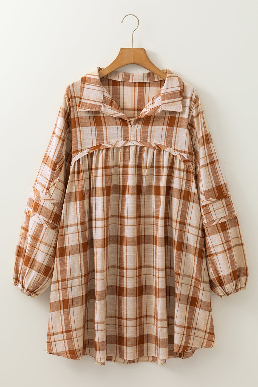 Minivestido babydoll con volantes, estampado de cuadros marrones y bolsillos laterales