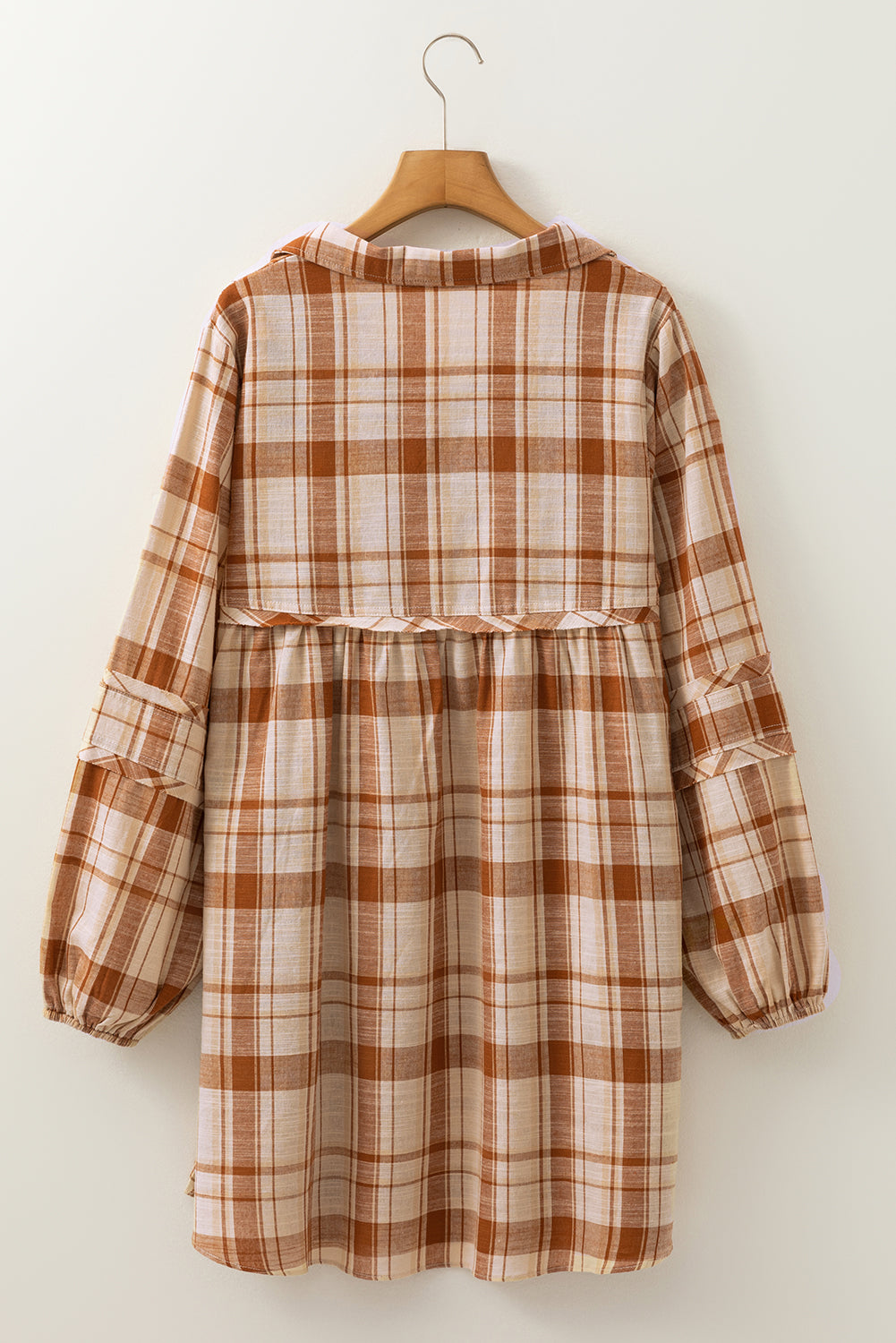 Minivestido babydoll con volantes, estampado de cuadros marrones y bolsillos laterales