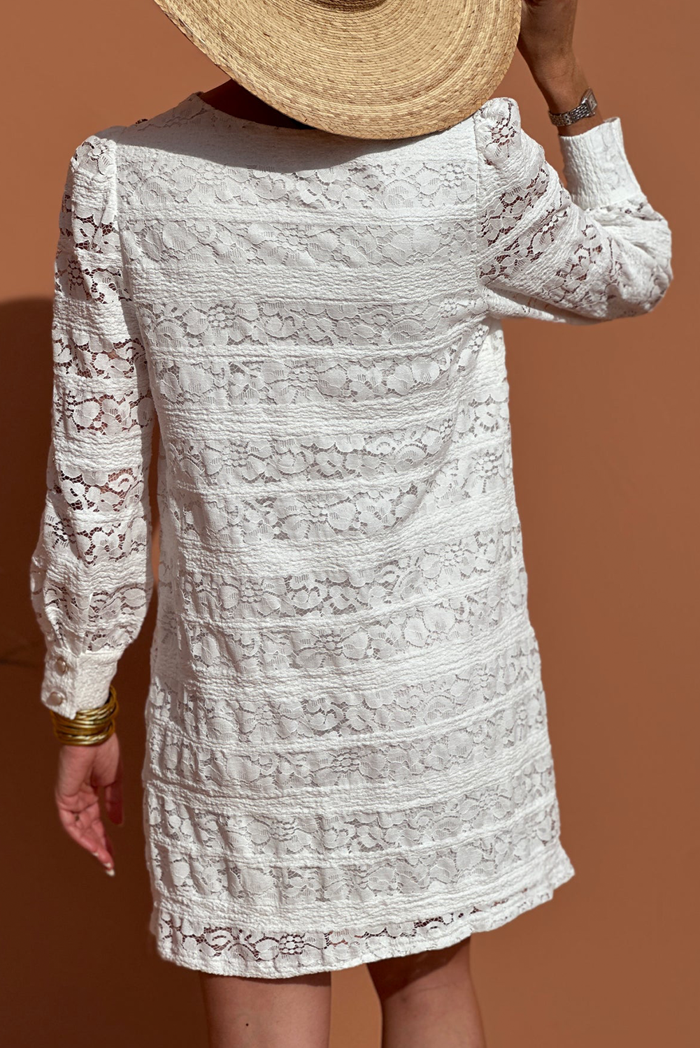 Minivestido blanco de encaje de ganchillo con cuello redondo y mangas abullonadas.