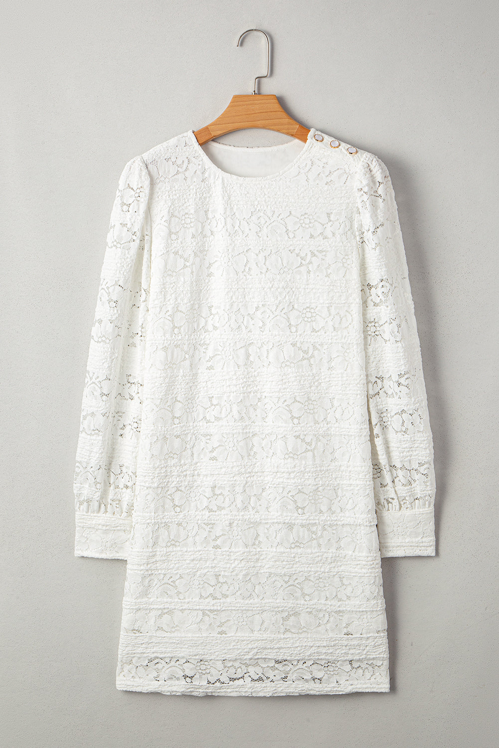 Minivestido blanco de encaje de ganchillo con cuello redondo y mangas abullonadas.