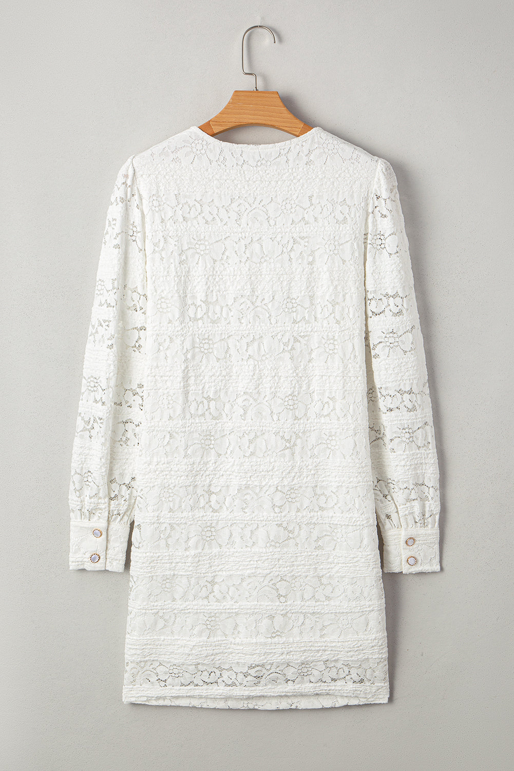Minivestido blanco de encaje de ganchillo con cuello redondo y mangas abullonadas.