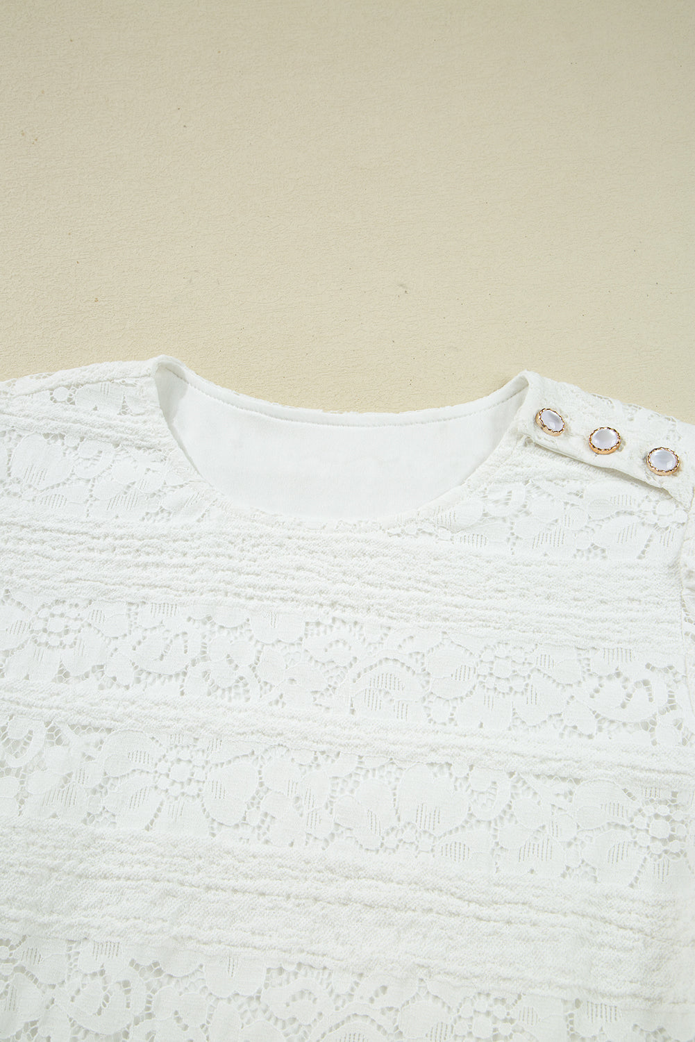Minivestido blanco de encaje de ganchillo con cuello redondo y mangas abullonadas.