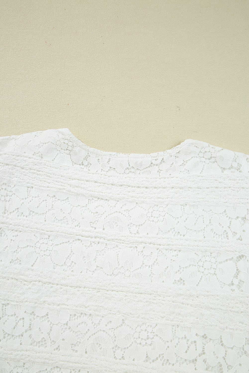 Minivestido blanco de encaje de ganchillo con cuello redondo y mangas abullonadas.