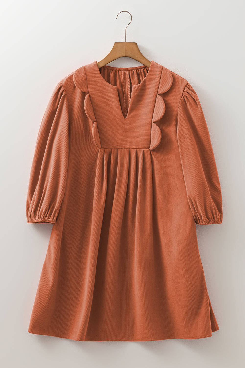 Minivestido de pana plisada con mangas tipo brazalete, escote en V y detalle festoneado, color verde musgo