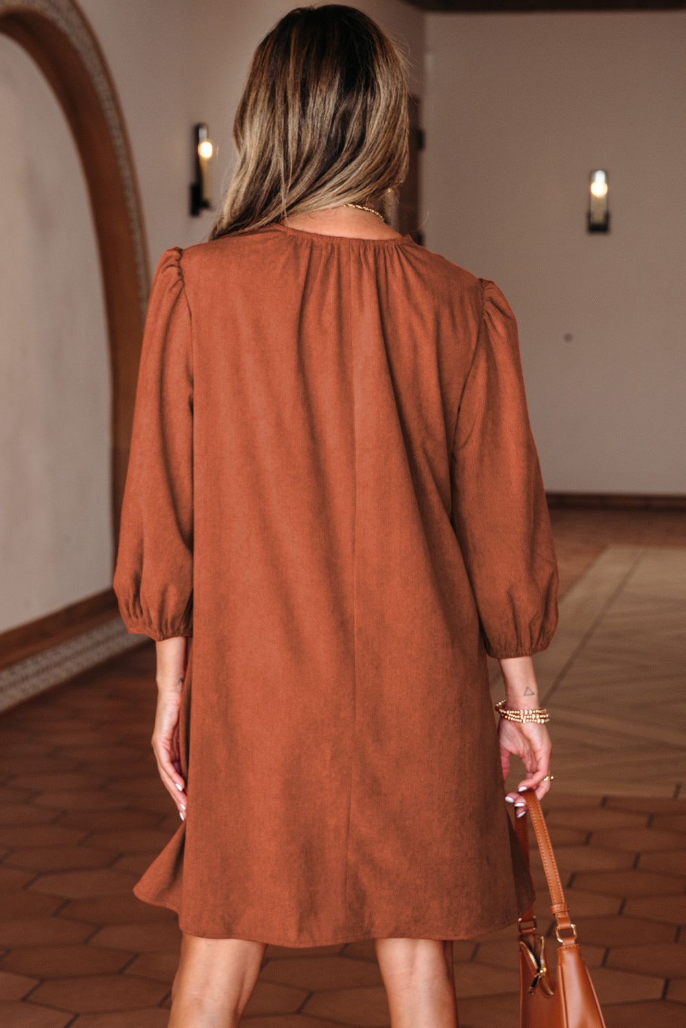 Minivestido de pana plisada con mangas tipo brazalete, escote en V y detalle festoneado, color verde musgo