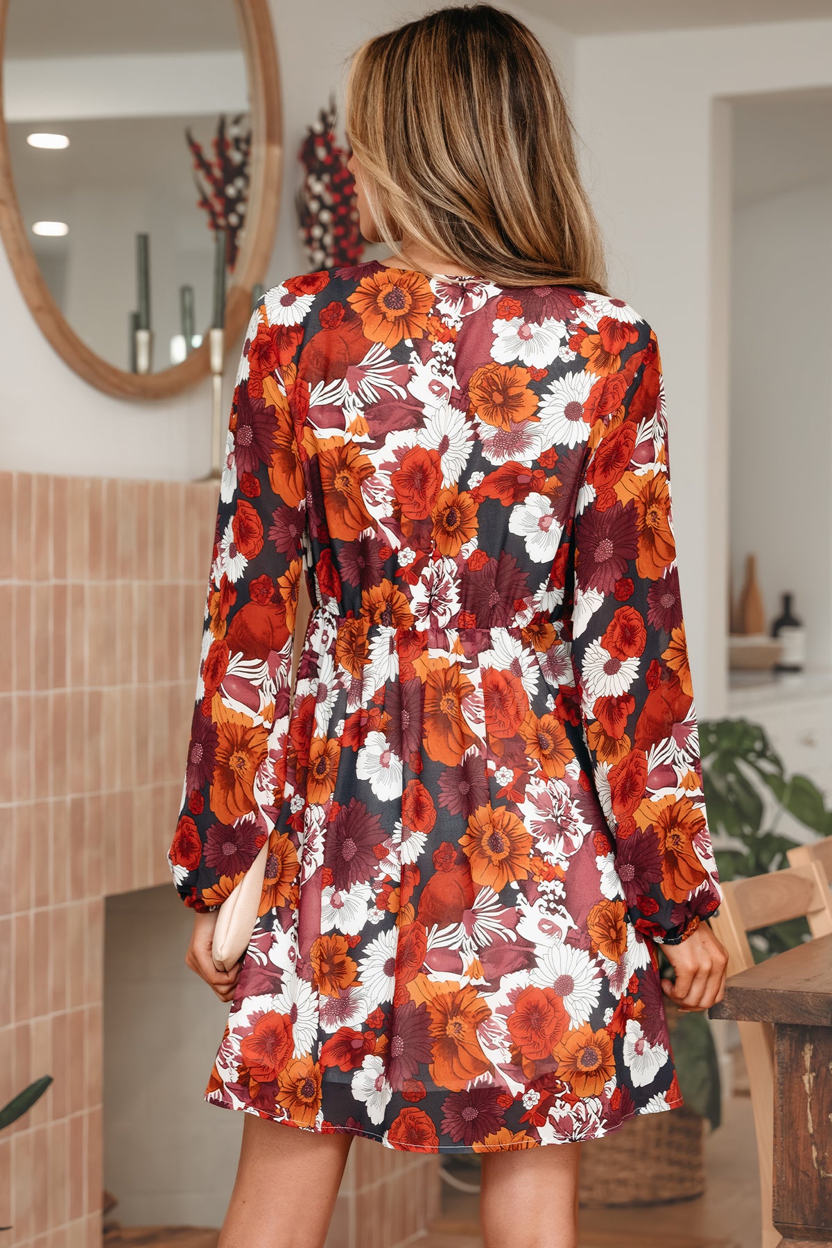 Minivestido fluido con estampado floral rojo, escote en V cruzado y mangas abullonadas