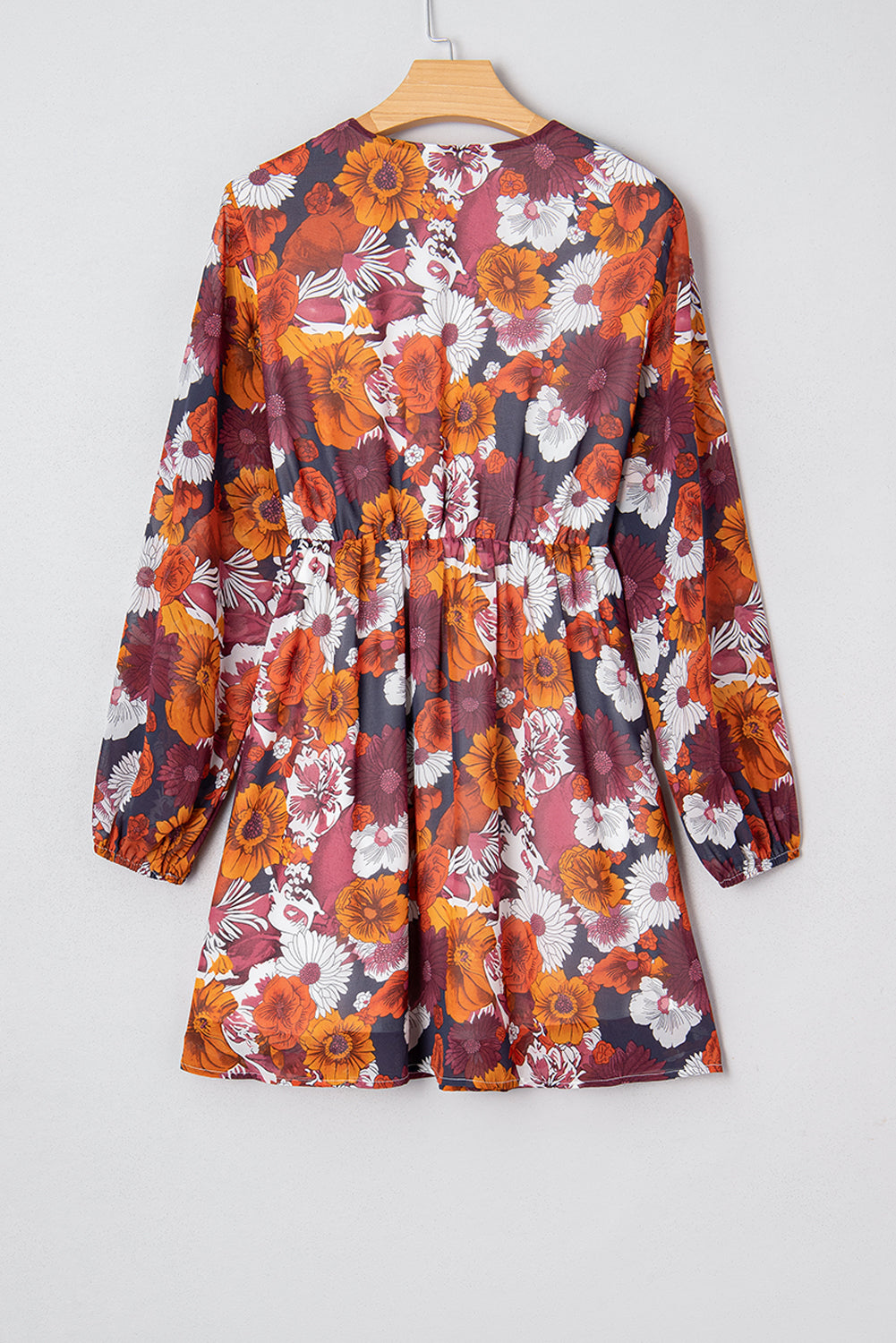 Minivestido fluido con estampado floral rojo, escote en V cruzado y mangas abullonadas