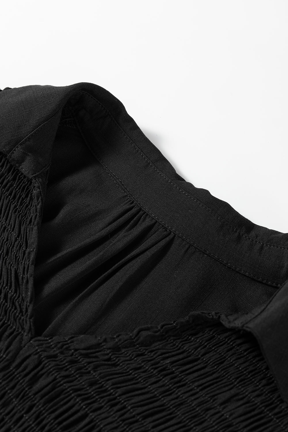 Vestido largo con cuello en V, cuello con trébol de cuatro hojas, detalle fruncido y ribete de leopardo en contraste, mangas tres cuartos.
