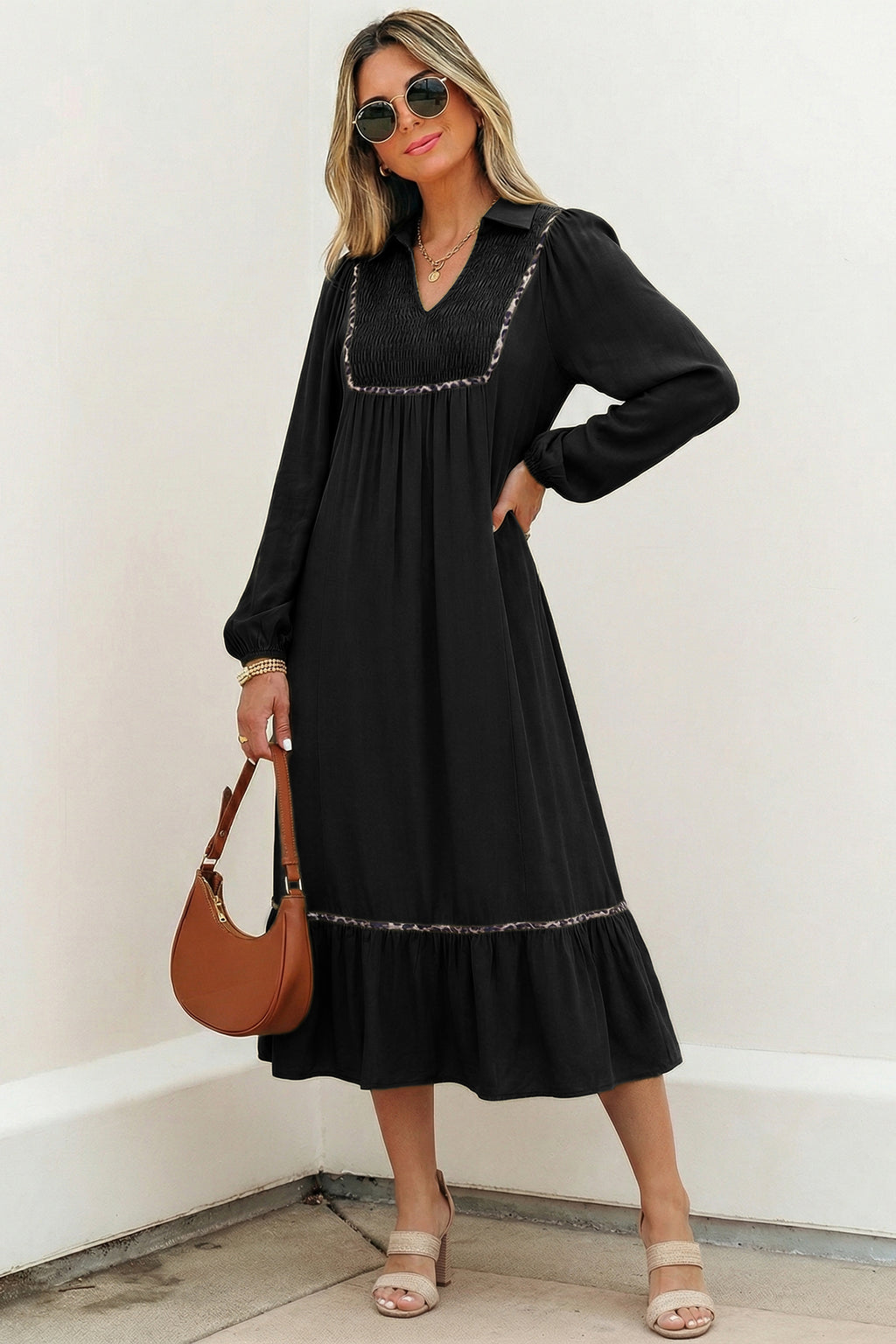 Vestido largo con cuello en V, cuello con trébol de cuatro hojas, detalle fruncido y ribete de leopardo en contraste, mangas tres cuartos.