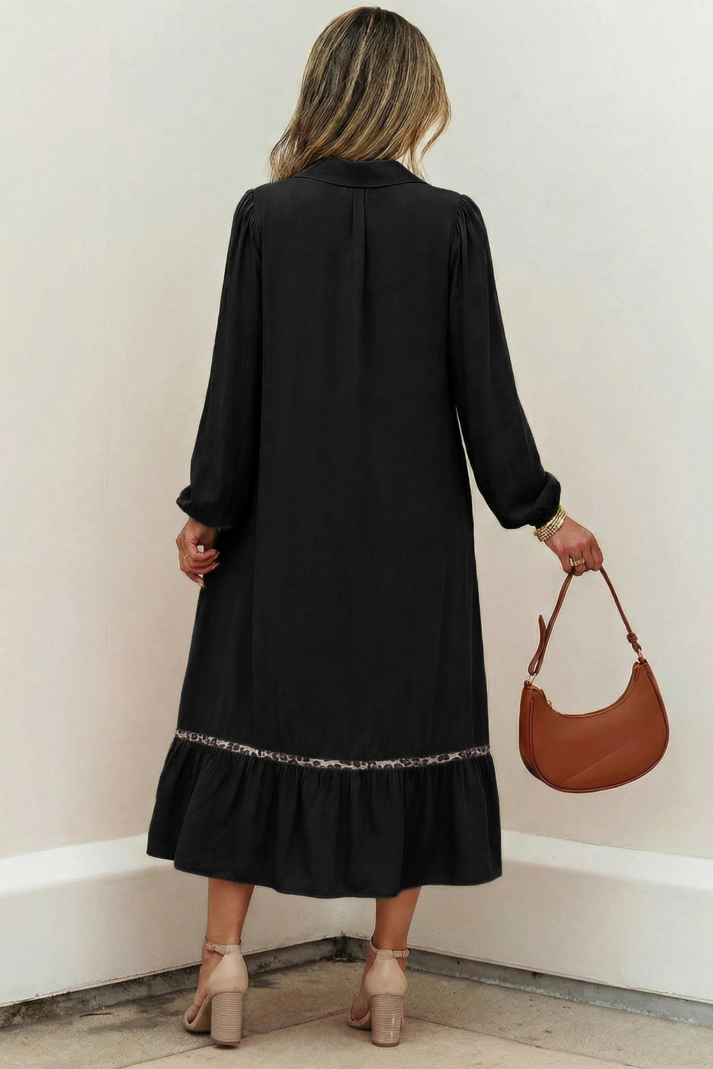 Vestido largo con cuello en V, cuello con trébol de cuatro hojas, detalle fruncido y ribete de leopardo en contraste, mangas tres cuartos.