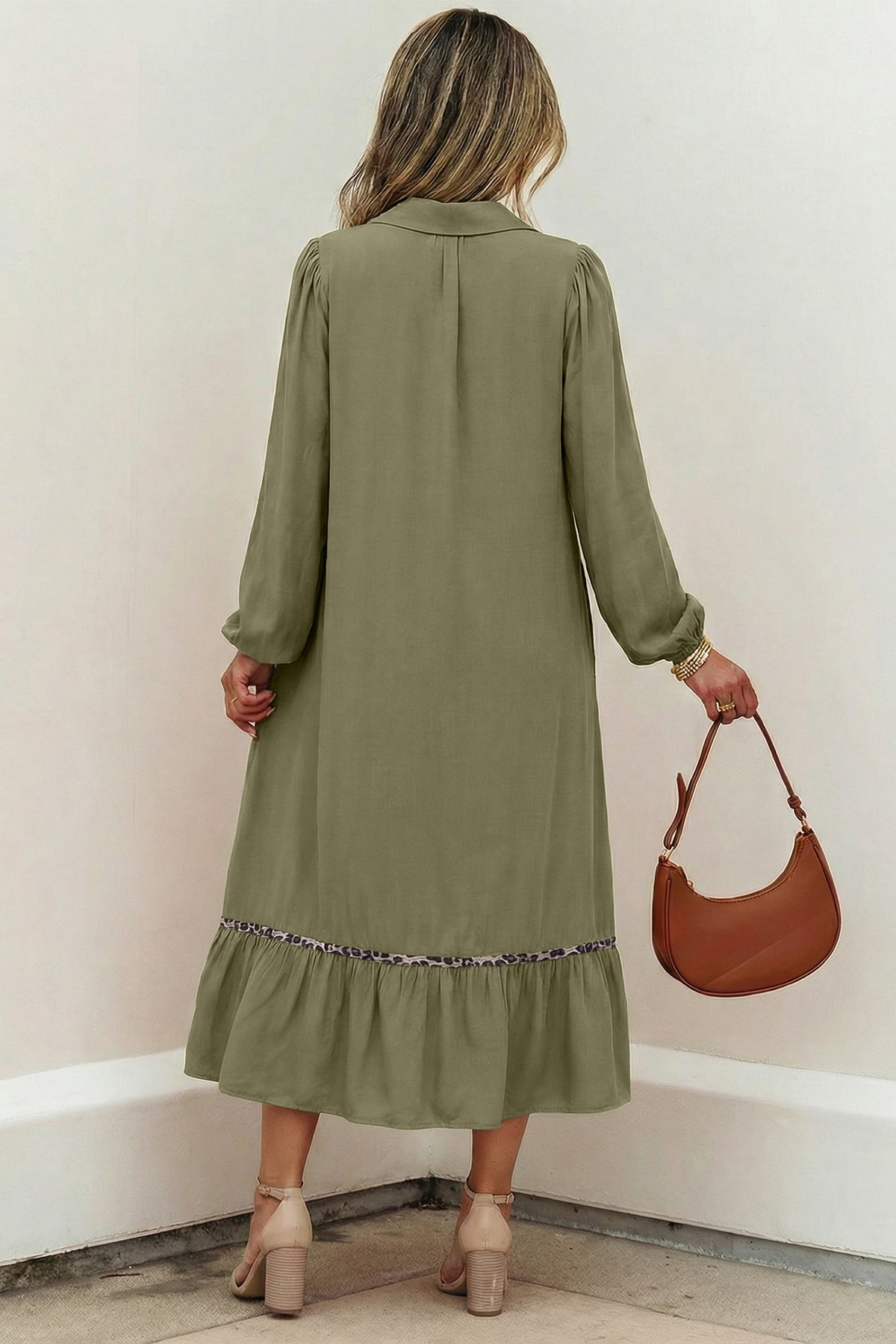 Vestido largo con cuello en V, cuello con trébol de cuatro hojas, detalle fruncido y ribete de leopardo en contraste, mangas tres cuartos.
