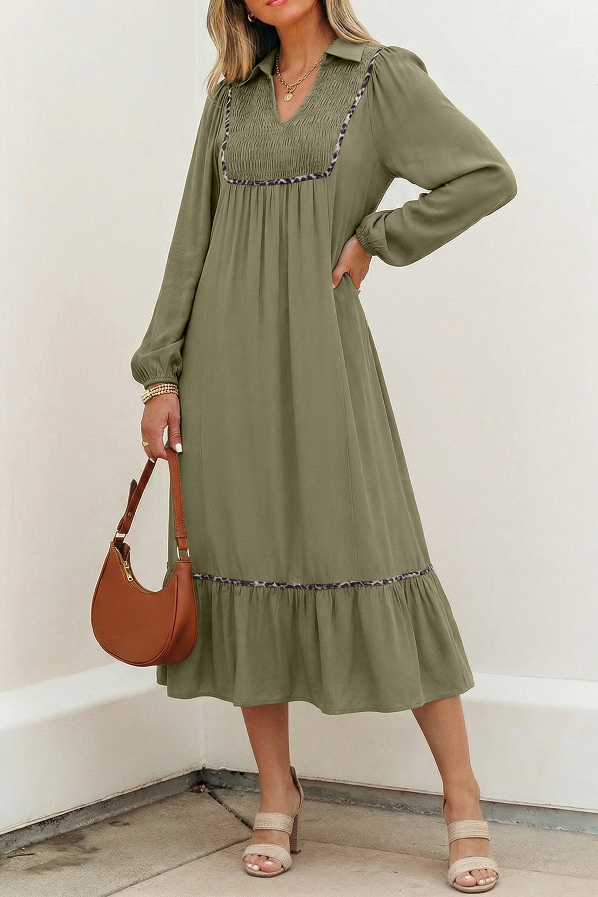 Vestido largo con cuello en V, cuello con trébol de cuatro hojas, detalle fruncido y ribete de leopardo en contraste, mangas tres cuartos.