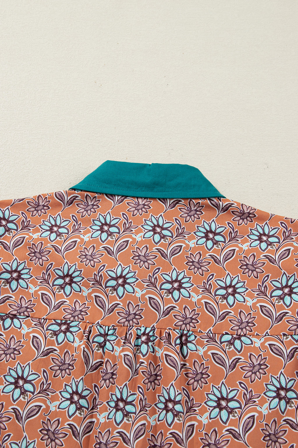 Minivestido camisero con cuello en contraste y estampado floral bohemio en color naranja