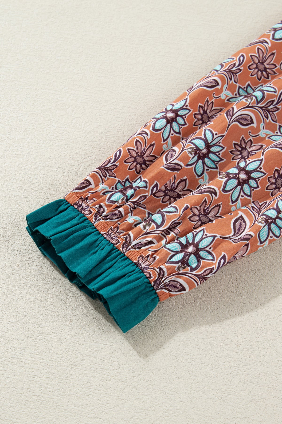 Minivestido camisero con cuello en contraste y estampado floral bohemio en color naranja