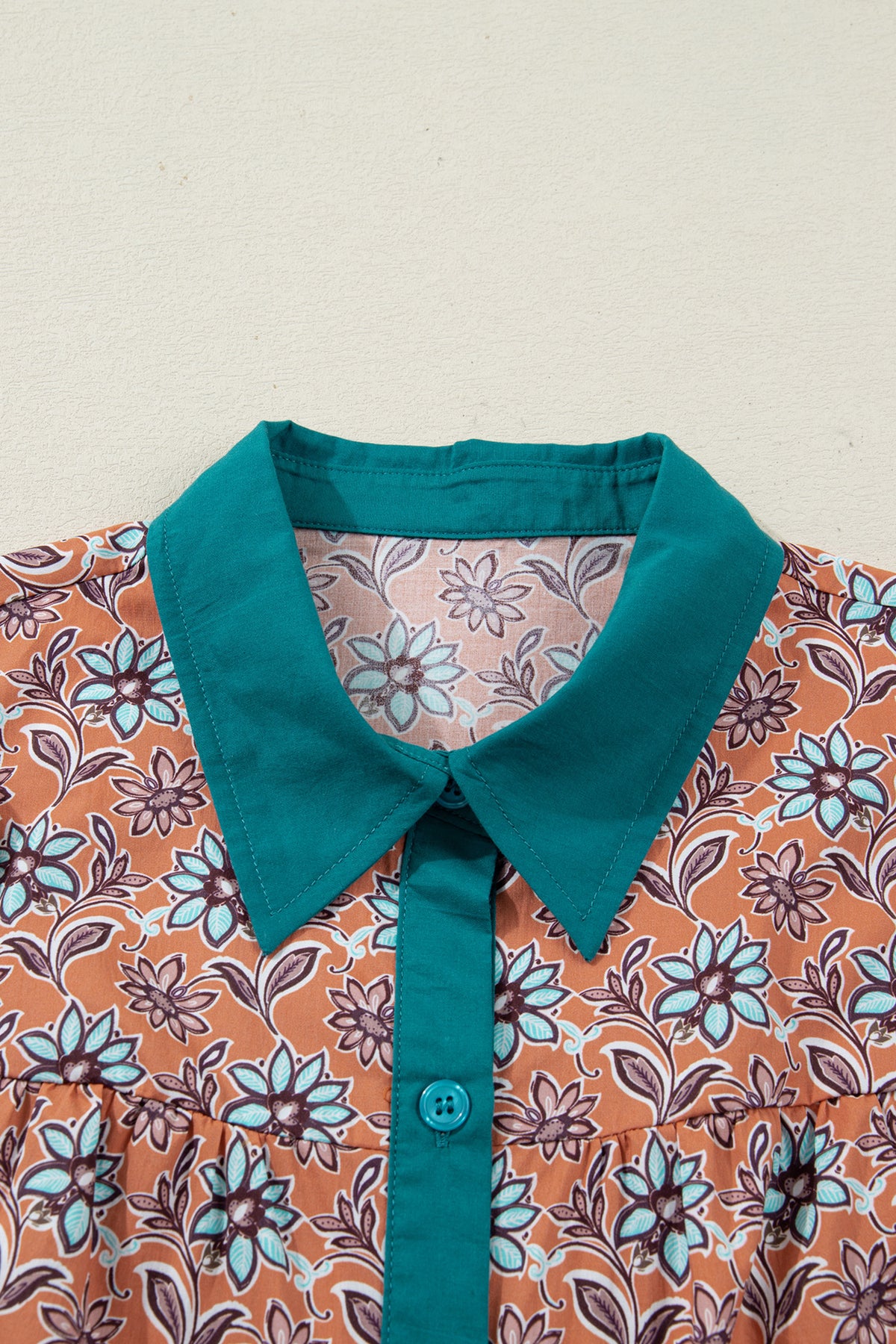 Minivestido camisero con cuello en contraste y estampado floral bohemio en color naranja