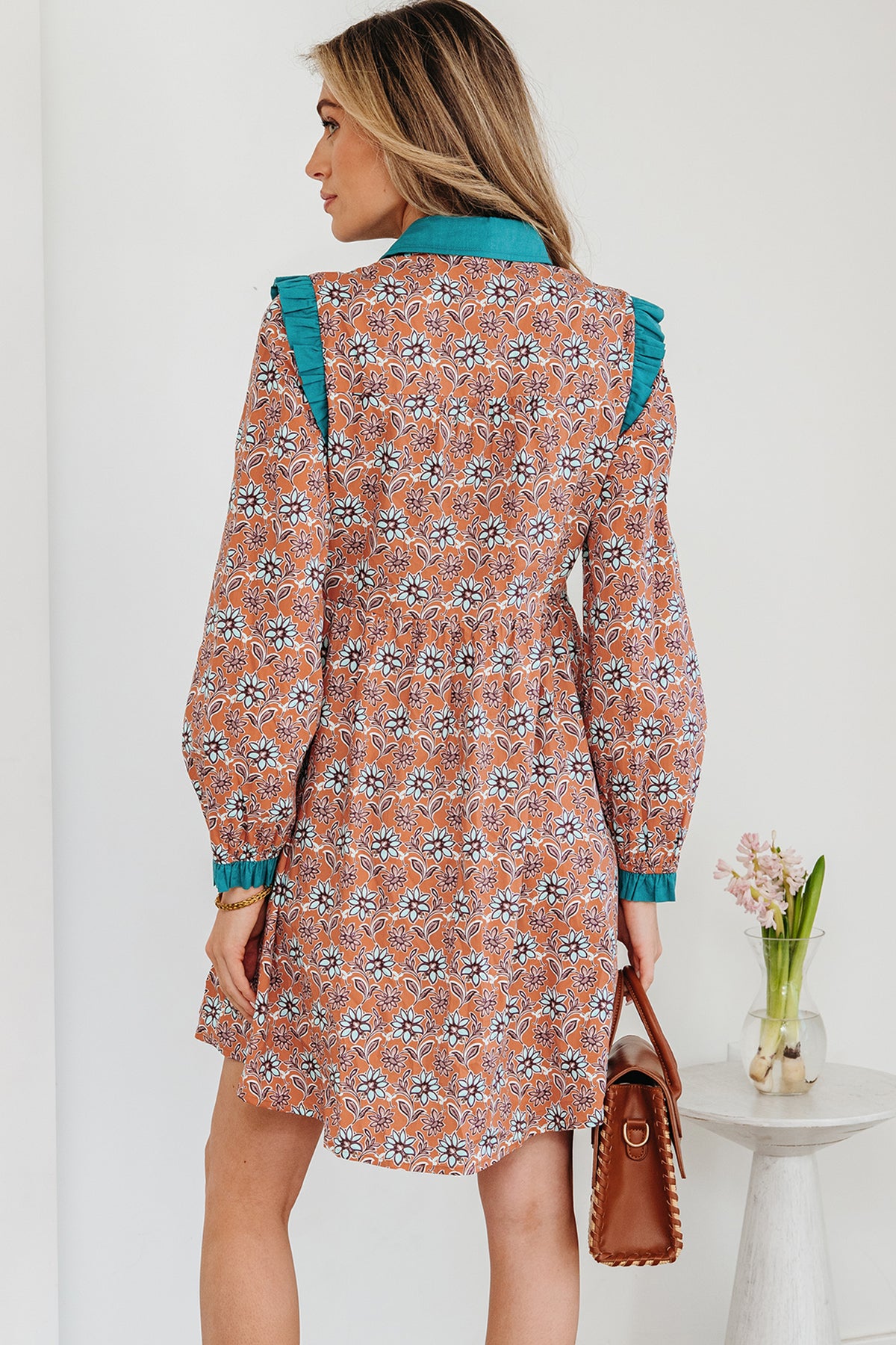 Minivestido camisero con cuello en contraste y estampado floral bohemio en color naranja
