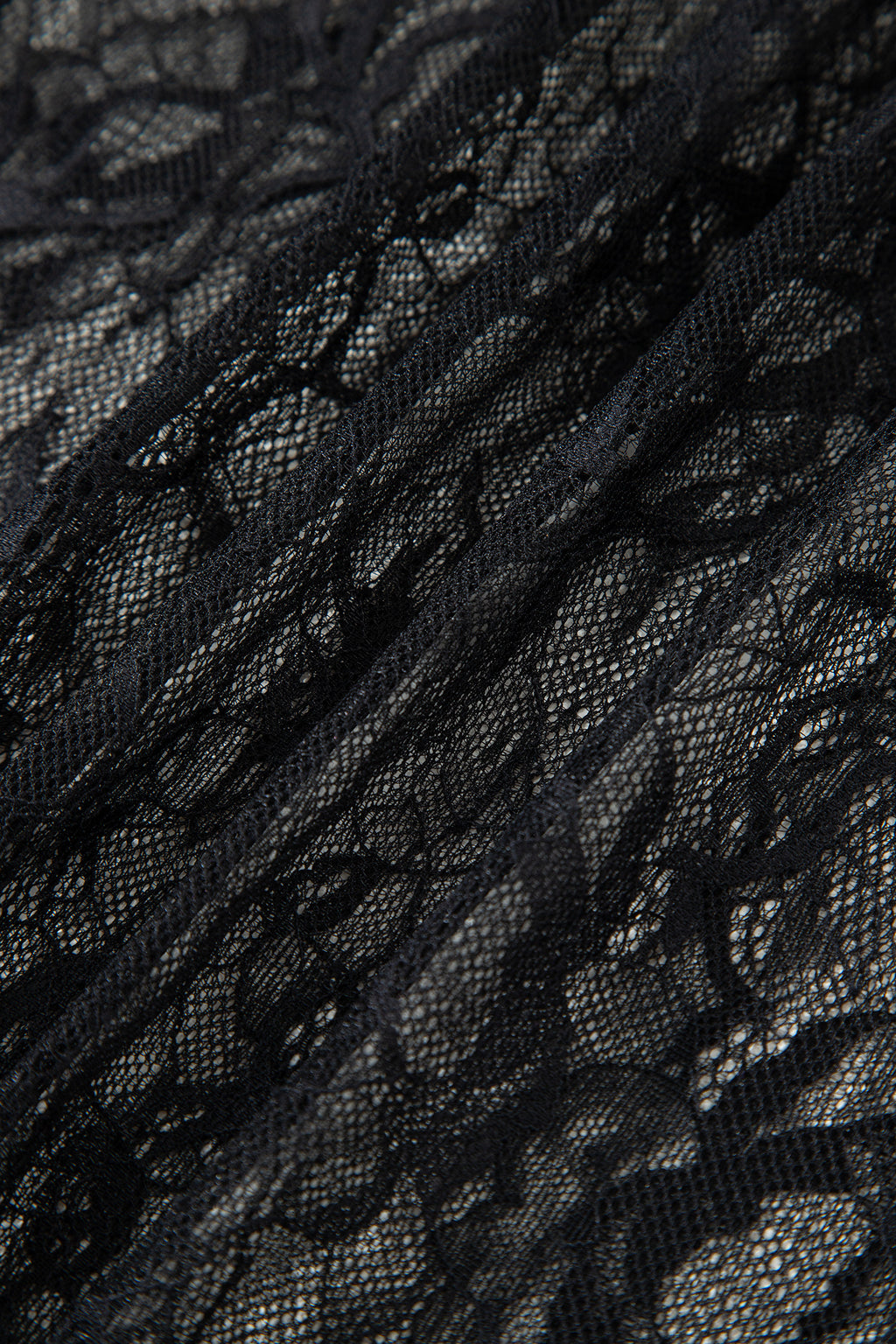 Vestido largo negro liso sin mangas, transparente, con encaje floral y patchwork.
