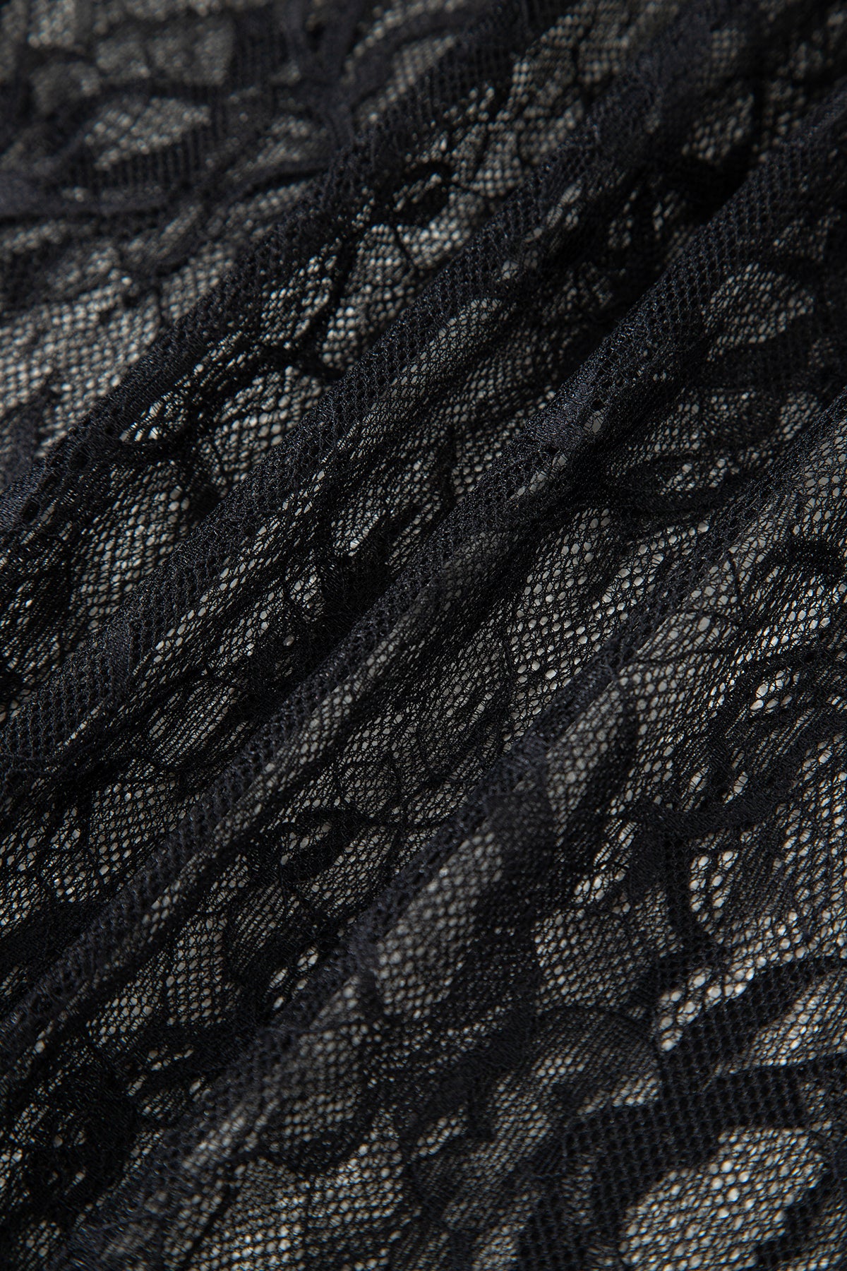 Vestido largo negro liso sin mangas, transparente, con encaje floral y patchwork.