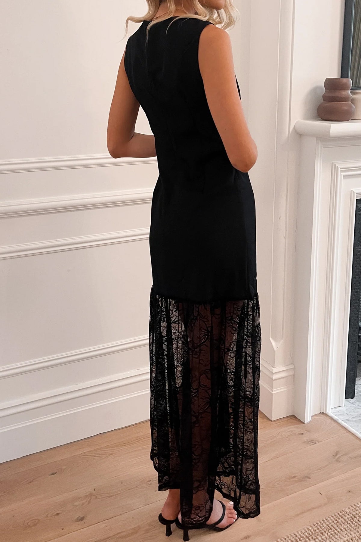 Vestido largo negro liso sin mangas, transparente, con encaje floral y patchwork.