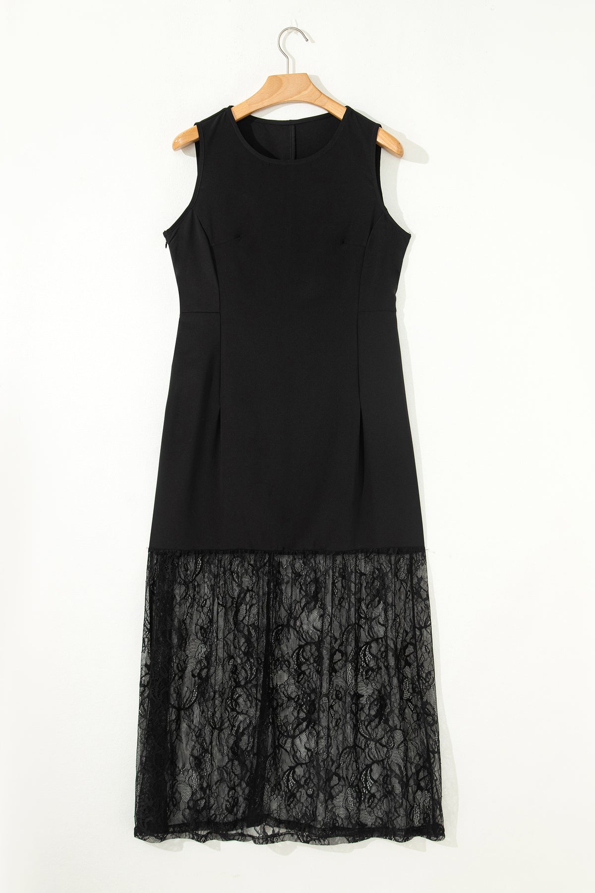 Vestido largo negro liso sin mangas, transparente, con encaje floral y patchwork.