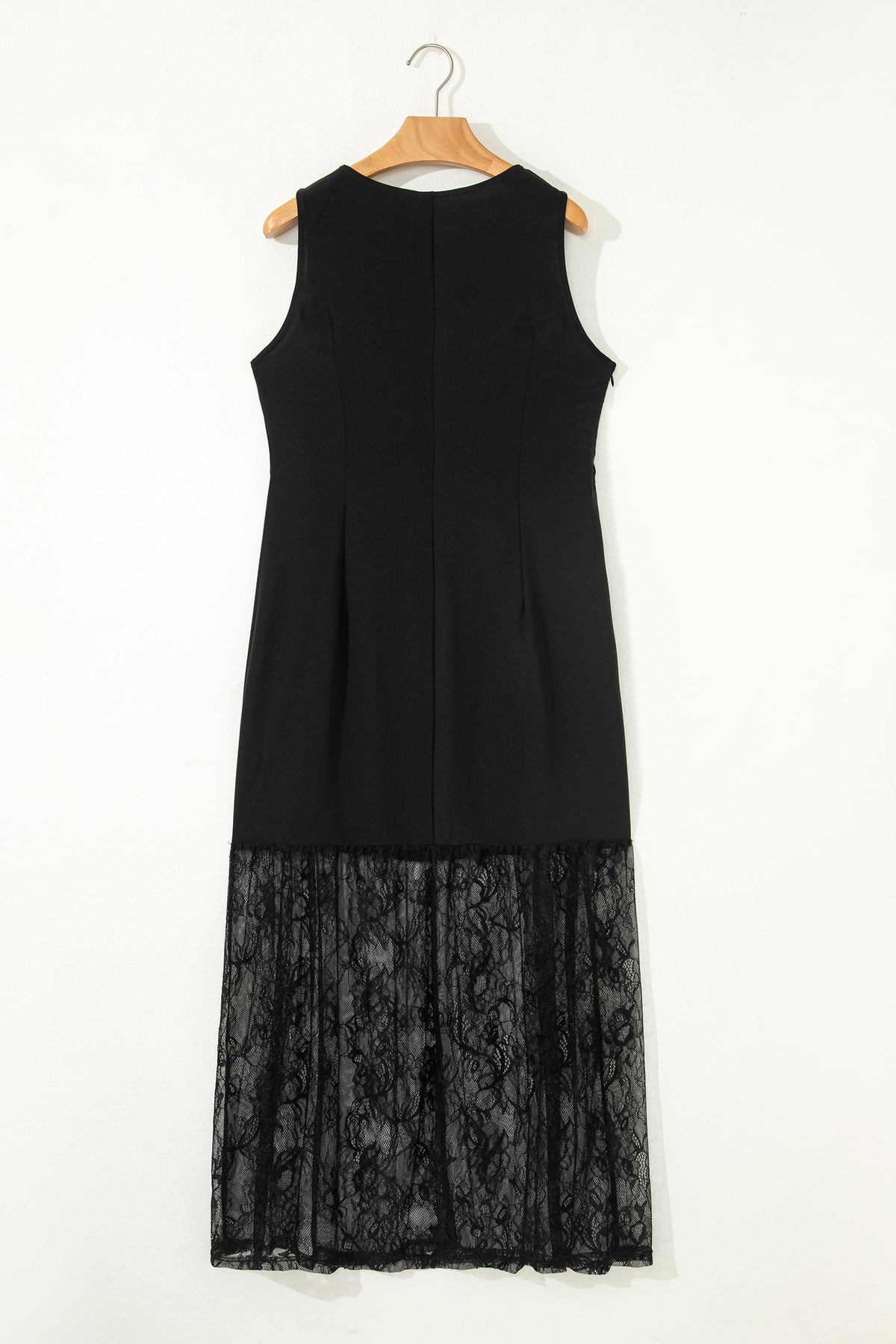 Vestido largo negro liso sin mangas, transparente, con encaje floral y patchwork.