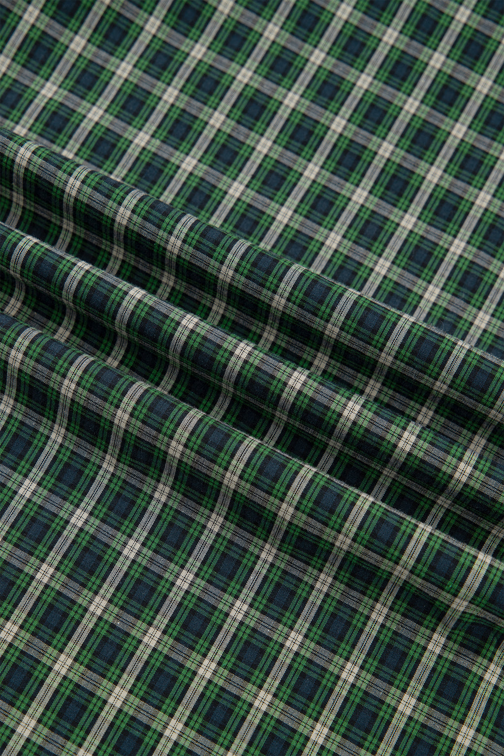 Vestido verde a cuadros con escote cuadrado, cintura alta fruncida y bajo con volantes.
