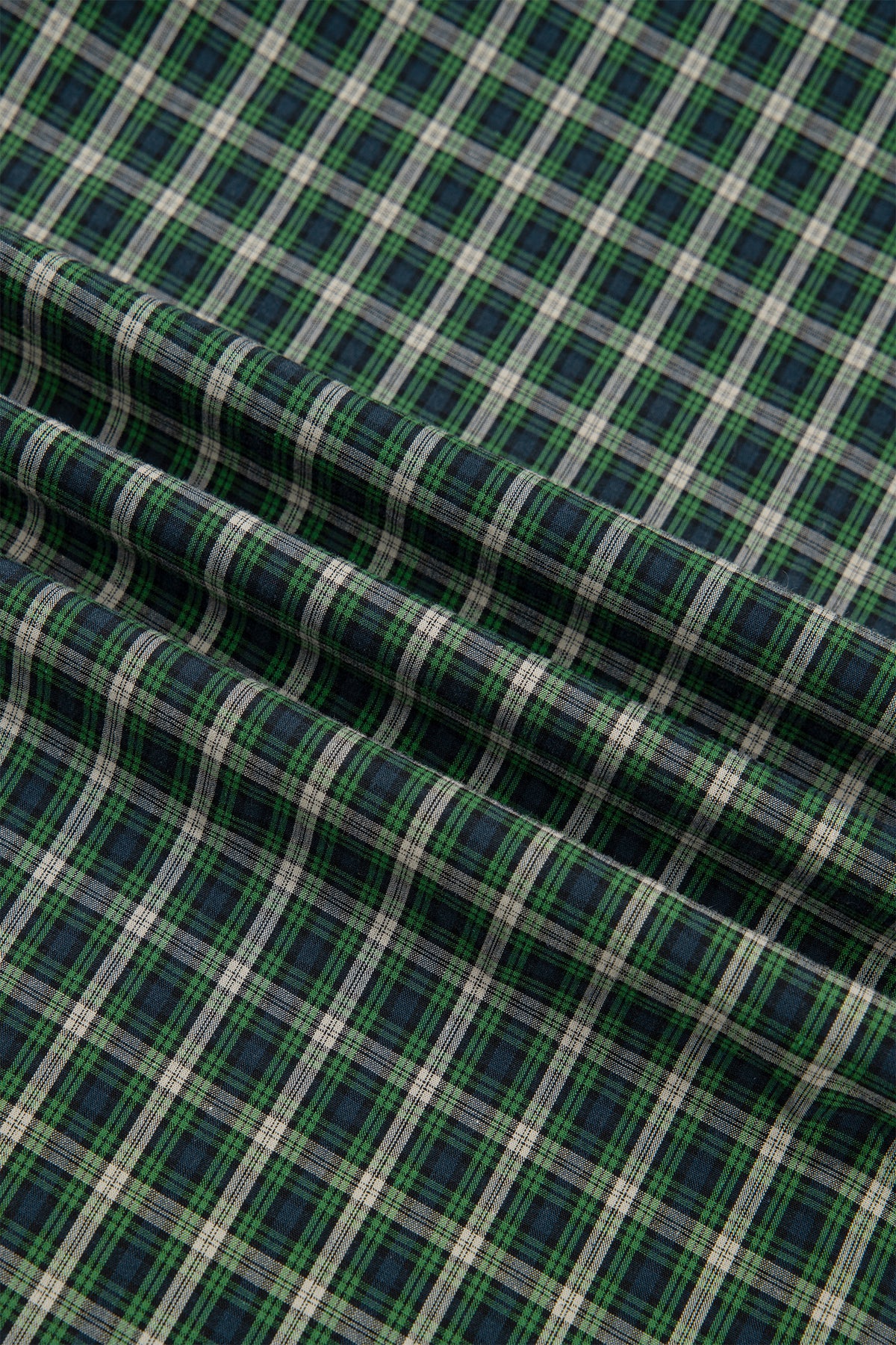 Vestido verde a cuadros con escote cuadrado, cintura alta fruncida y bajo con volantes.