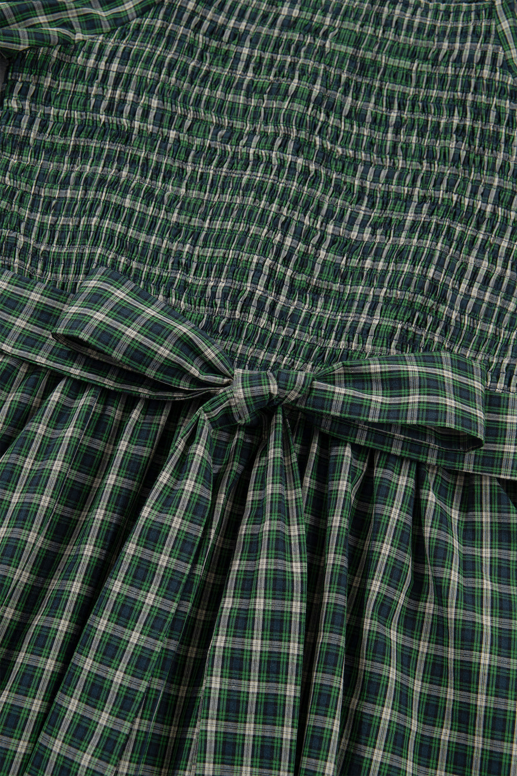 Vestido verde a cuadros con escote cuadrado, cintura alta fruncida y bajo con volantes.