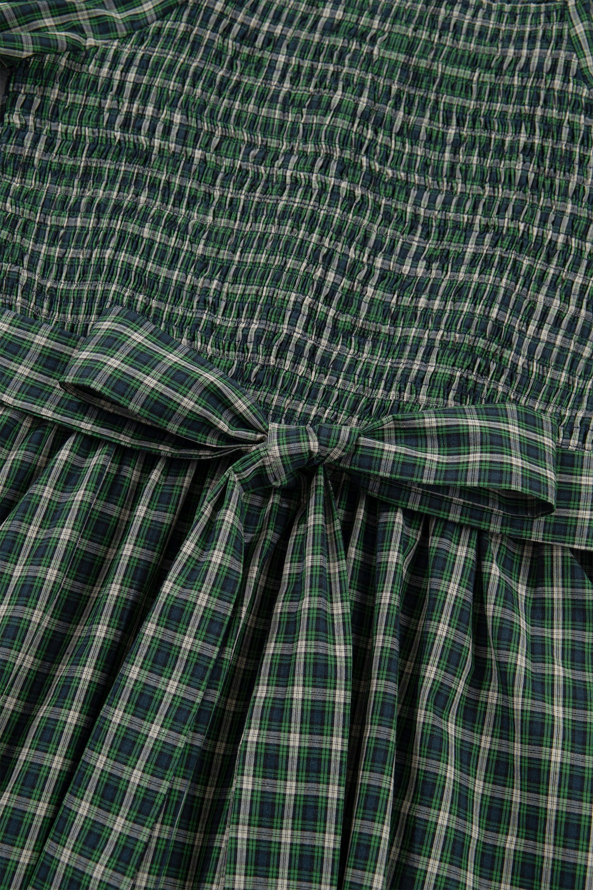 Vestido verde a cuadros con escote cuadrado, cintura alta fruncida y bajo con volantes.
