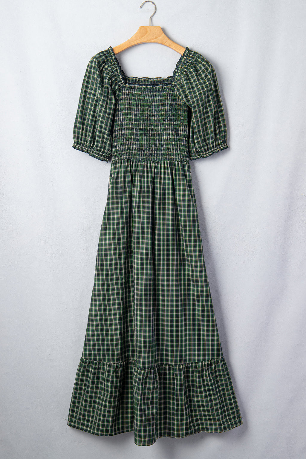 Vestido verde a cuadros con escote cuadrado, cintura alta fruncida y bajo con volantes.