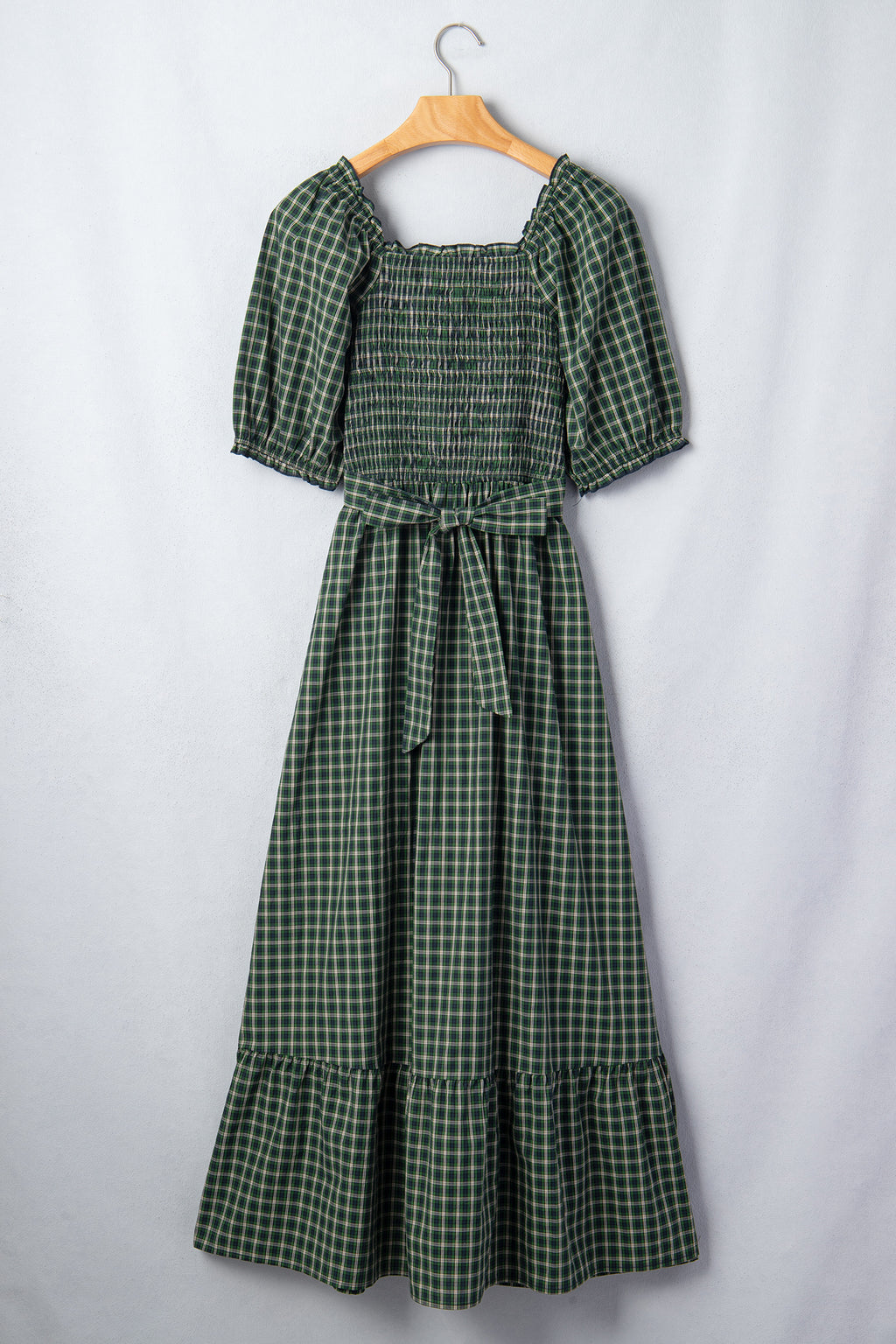 Vestido verde a cuadros con escote cuadrado, cintura alta fruncida y bajo con volantes.