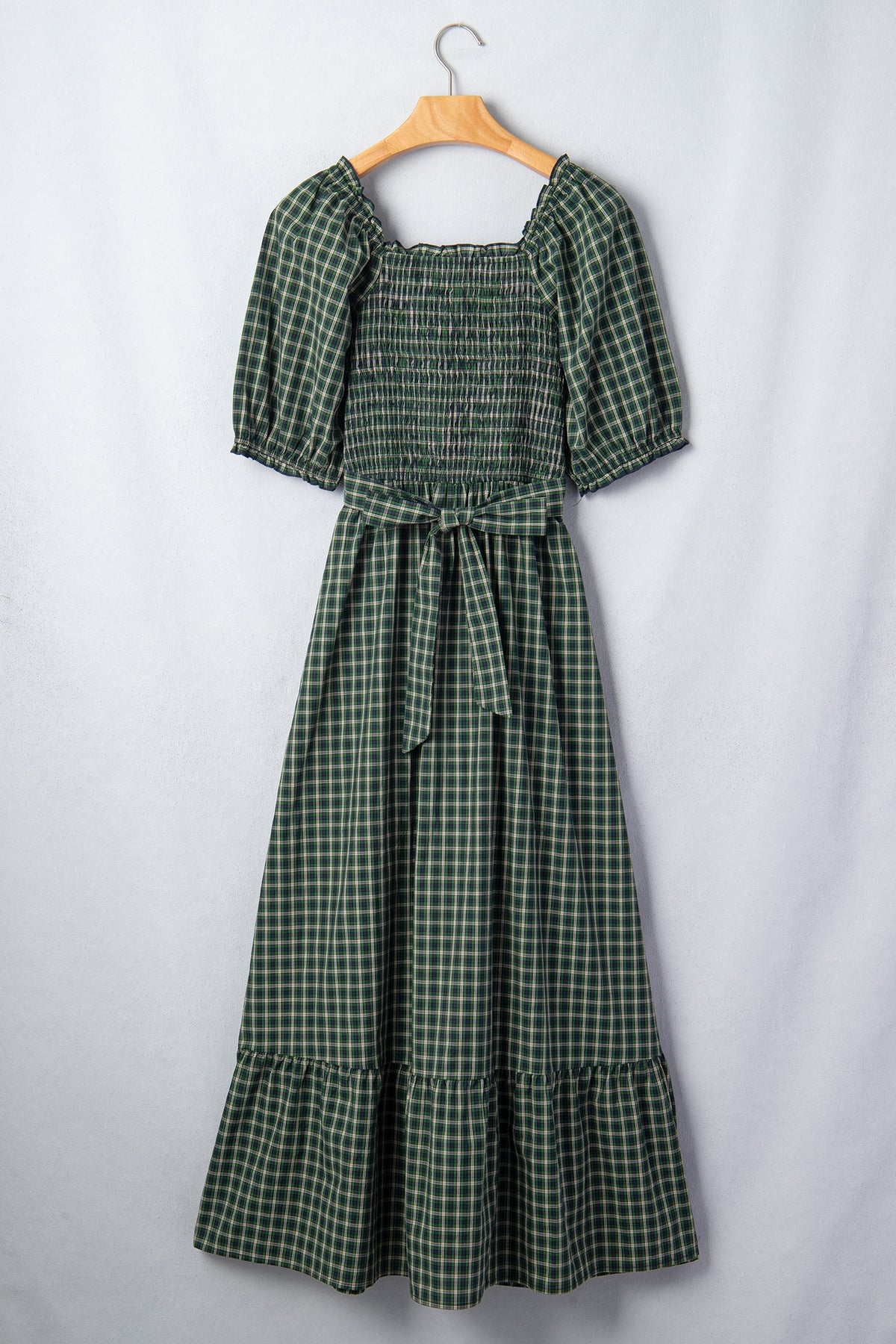 Vestido verde a cuadros con escote cuadrado, cintura alta fruncida y bajo con volantes.