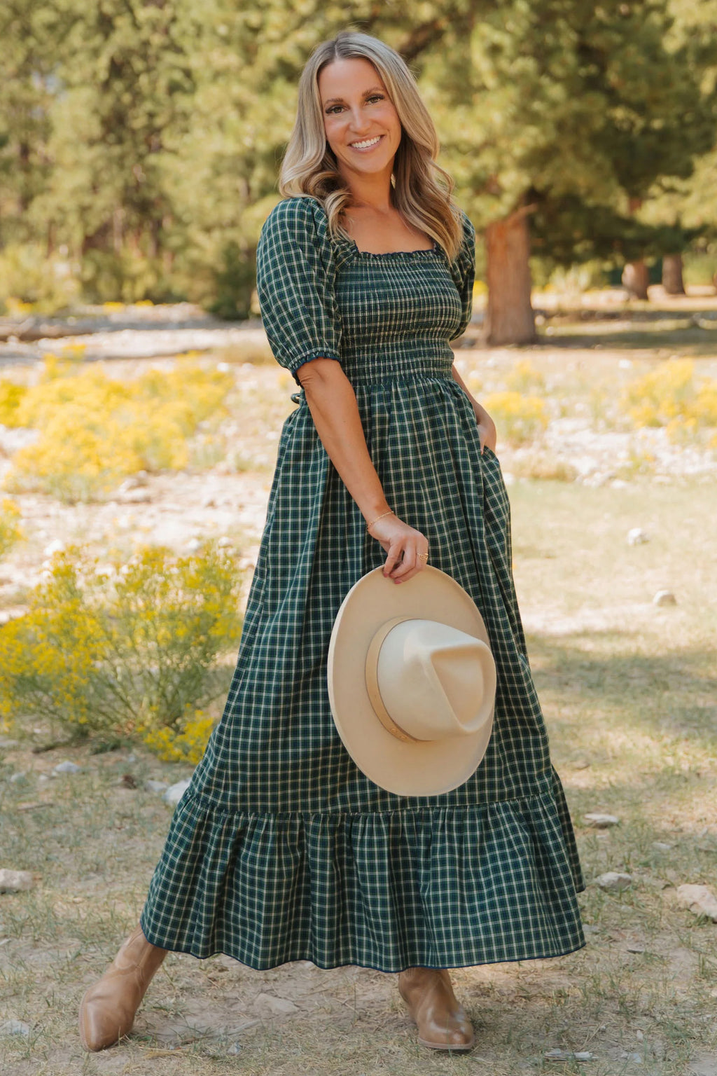 Vestido verde a cuadros con escote cuadrado, cintura alta fruncida y bajo con volantes.