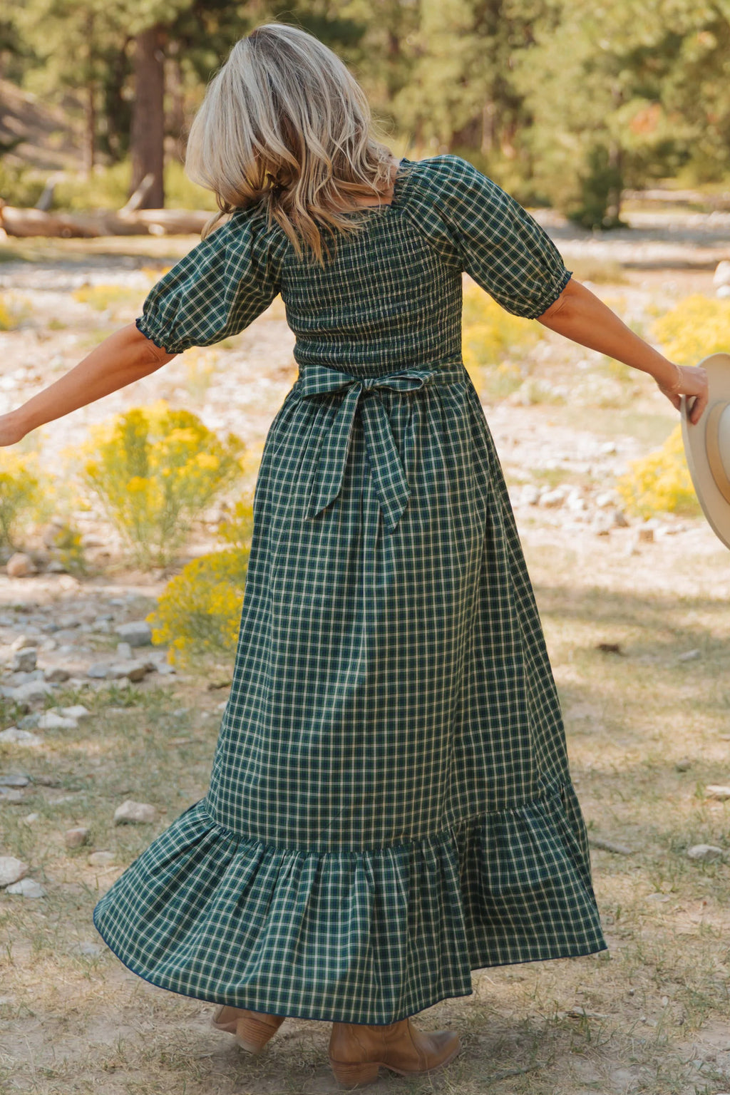 Vestido verde a cuadros con escote cuadrado, cintura alta fruncida y bajo con volantes.