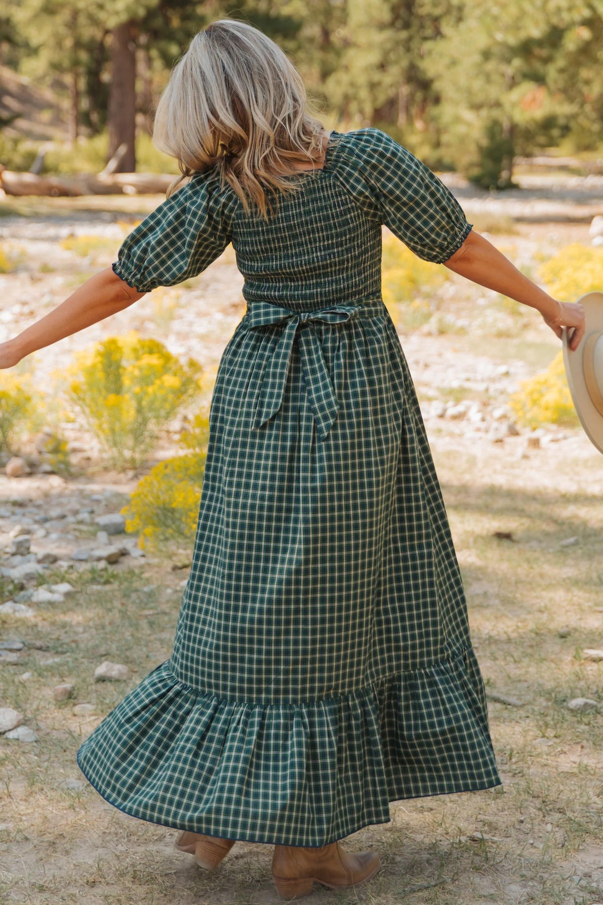 Vestido verde a cuadros con escote cuadrado, cintura alta fruncida y bajo con volantes.