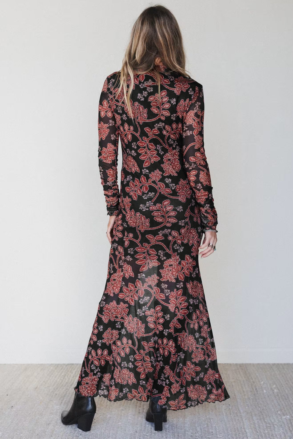 Vestido informal de malla negro con estampado floral retro y manga larga