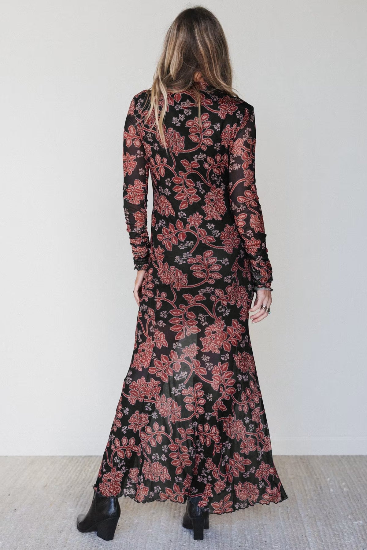 Vestido informal de malla negro con estampado floral retro y manga larga