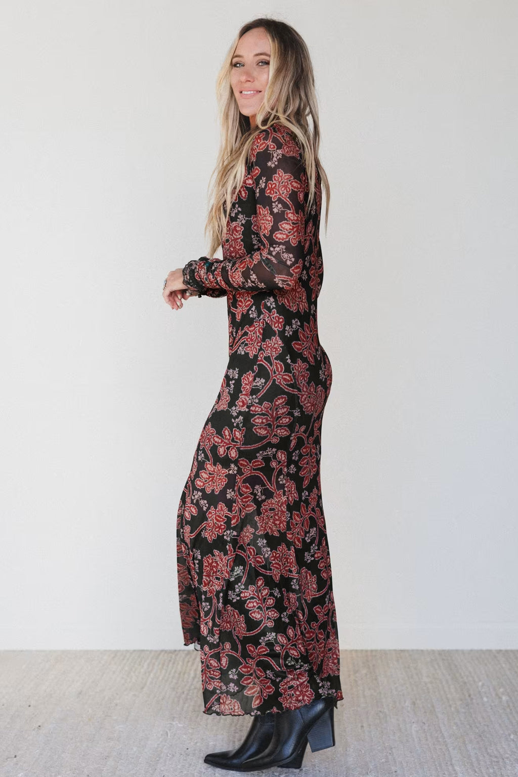 Vestido informal de malla negro con estampado floral retro y manga larga